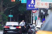 无为台当局这个单位的公车，给了狗了