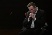 无为特斯拉股价收涨超3%：特朗普无意沟通，马斯克父亲劝儿子低头